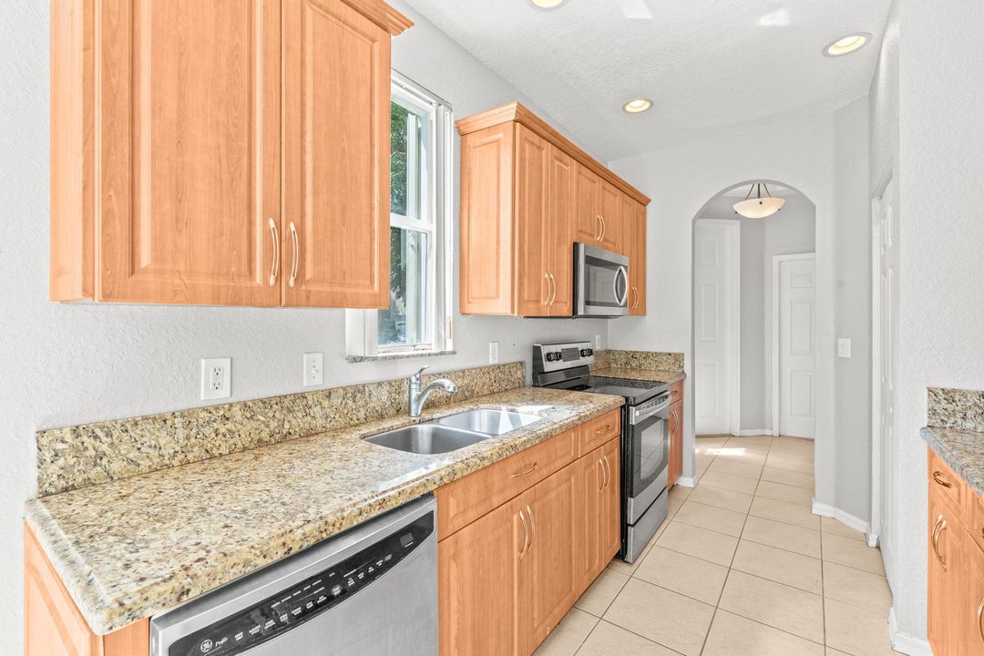 Active With Contract: $2,550 (3 beds, 2 baths, 1711 Square Feet)