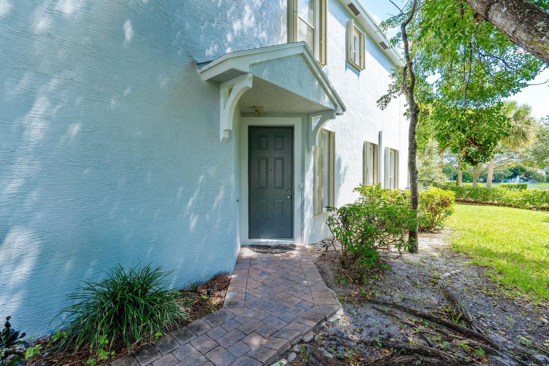 Active With Contract: $2,550 (3 beds, 2 baths, 1711 Square Feet)