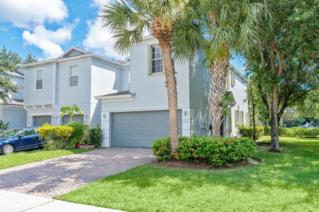 Active With Contract: $2,550 (3 beds, 2 baths, 1711 Square Feet)