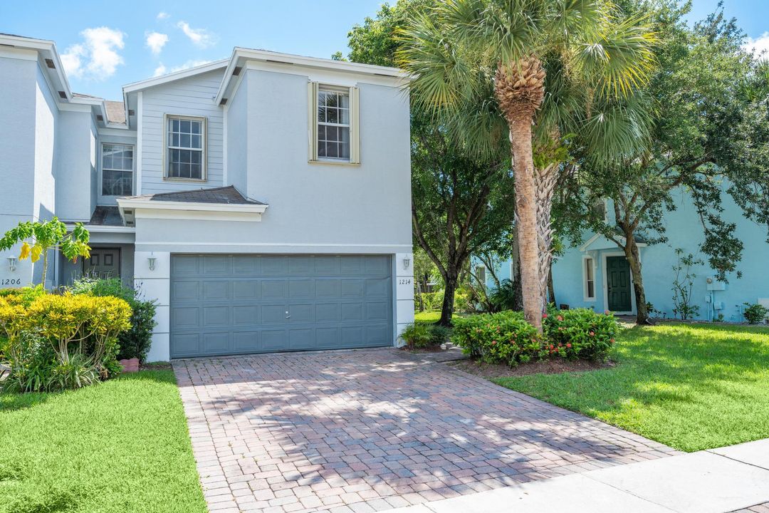 Active With Contract: $2,550 (3 beds, 2 baths, 1711 Square Feet)