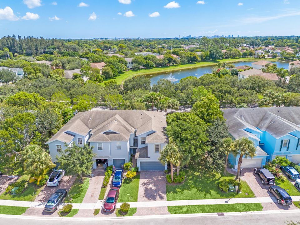 Active With Contract: $2,550 (3 beds, 2 baths, 1711 Square Feet)