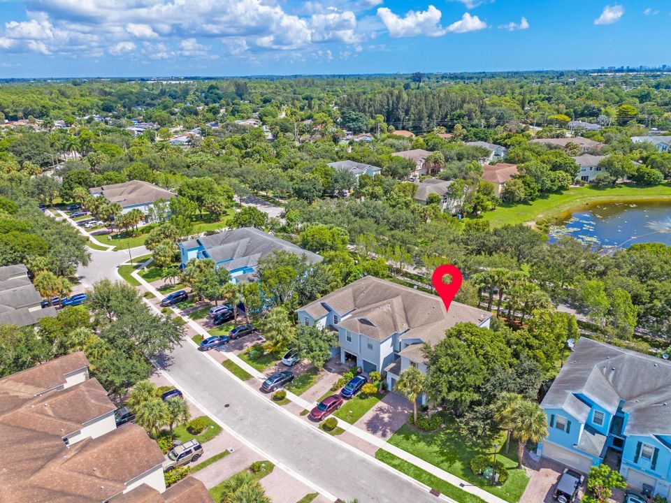 Active With Contract: $2,550 (3 beds, 2 baths, 1711 Square Feet)