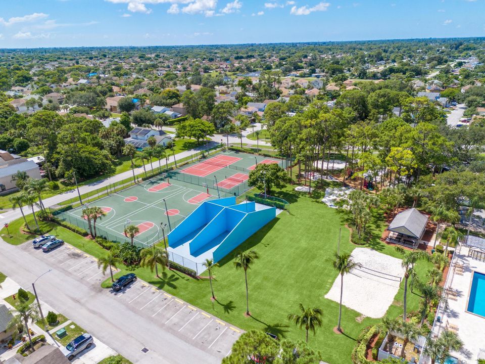 Active With Contract: $2,550 (3 beds, 2 baths, 1711 Square Feet)