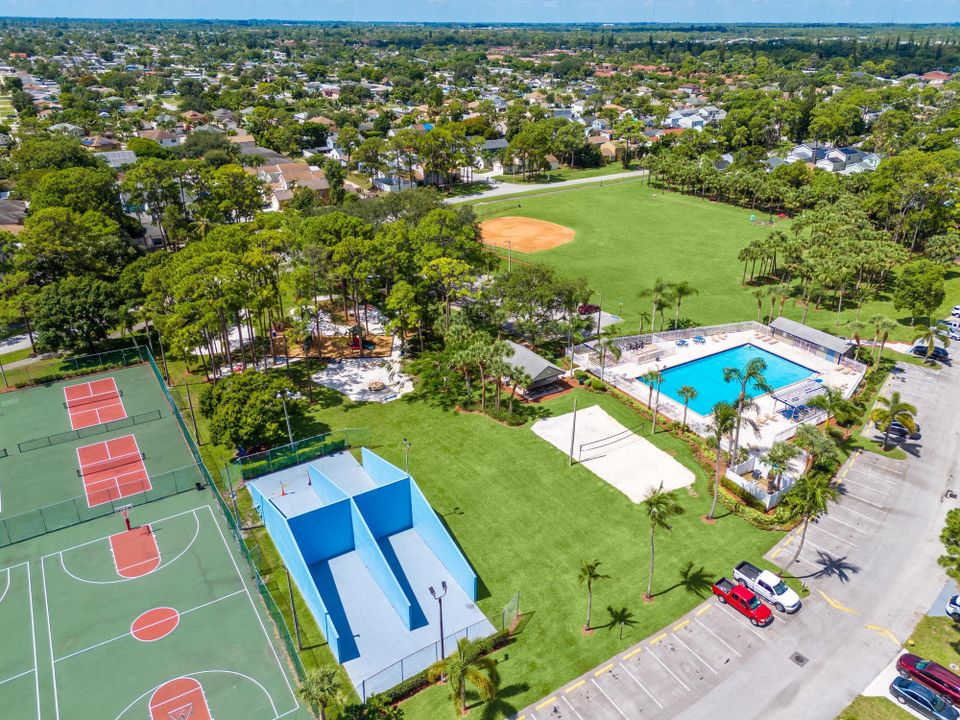 Active With Contract: $2,550 (3 beds, 2 baths, 1711 Square Feet)