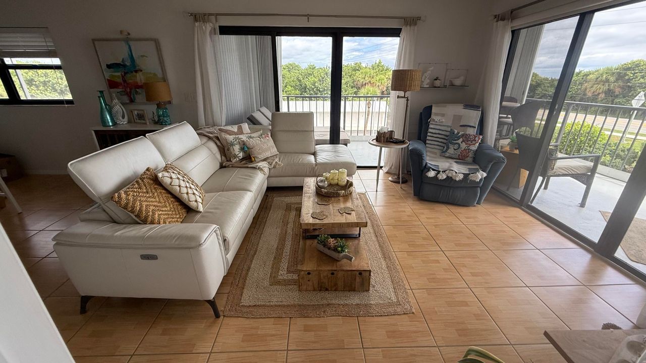 For Rent: $3,000 (2 beds, 2 baths, 1126 Square Feet)