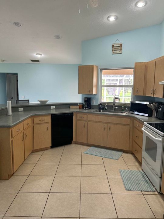 For Rent: $2,400 (4 beds, 2 baths, 1920 Square Feet)