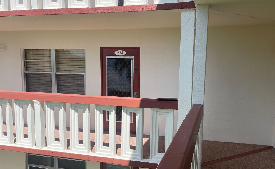 合同活跃: $112,900 (2 贝兹, 1 浴室, 840 平方英尺)