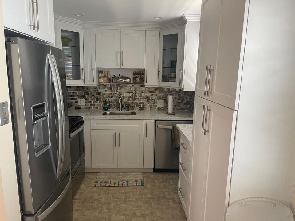 合同活跃: $112,900 (2 贝兹, 1 浴室, 840 平方英尺)