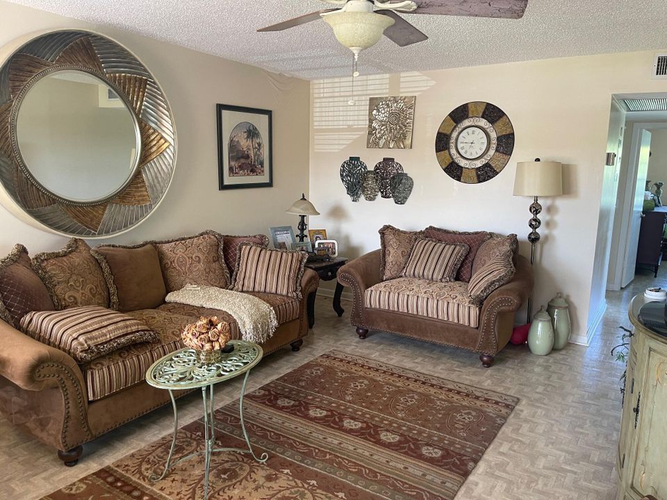 合同活跃: $112,900 (2 贝兹, 1 浴室, 840 平方英尺)