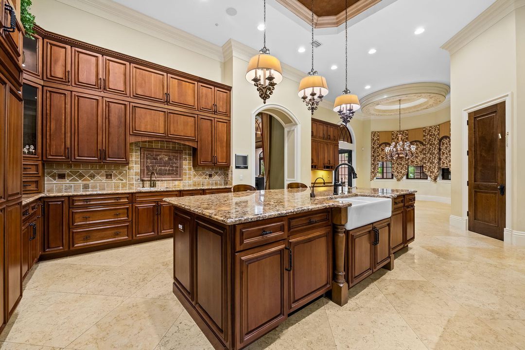 待售: $6,850,000 (7 贝兹, 8 浴室, 14371 平方英尺)