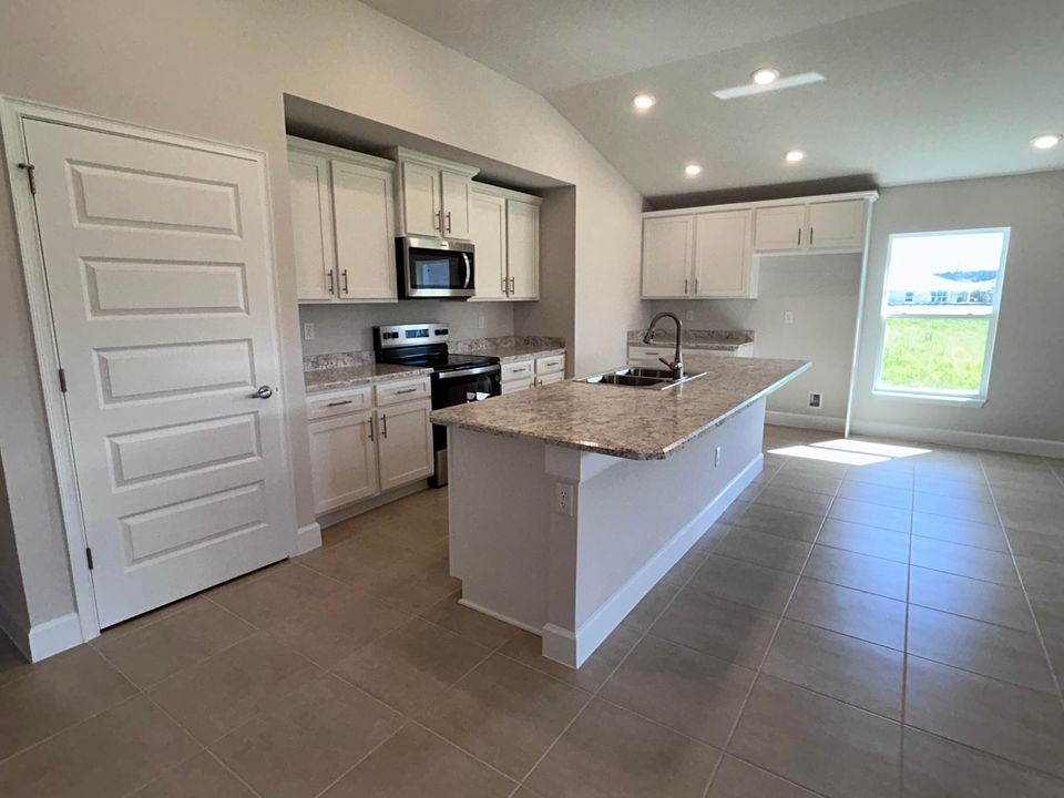 Active With Contract: $322,924 (3 beds, 2 baths, 1776 Square Feet)