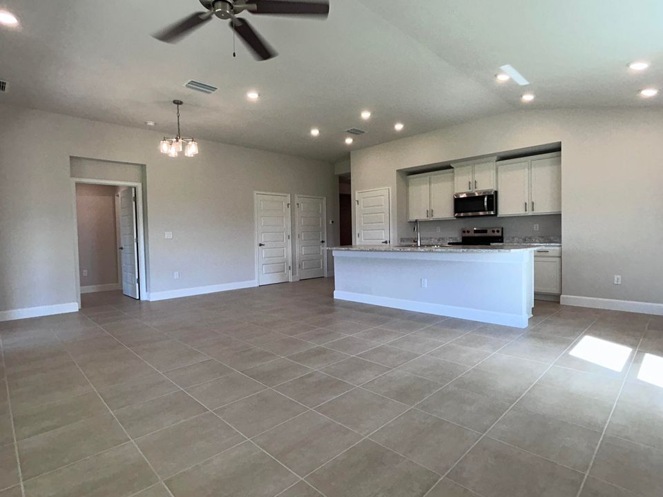 Active With Contract: $322,924 (3 beds, 2 baths, 1776 Square Feet)