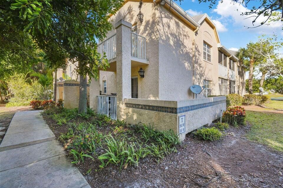 合同活跃: $1,700 (2 贝兹, 2 浴室, 874 平方英尺)