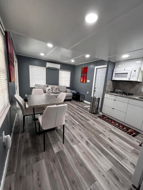 For Sale: $255,000 (2 beds, 1 baths, 528 Square Feet)