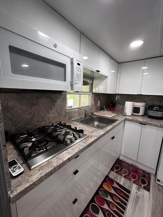 For Sale: $255,000 (2 beds, 1 baths, 528 Square Feet)