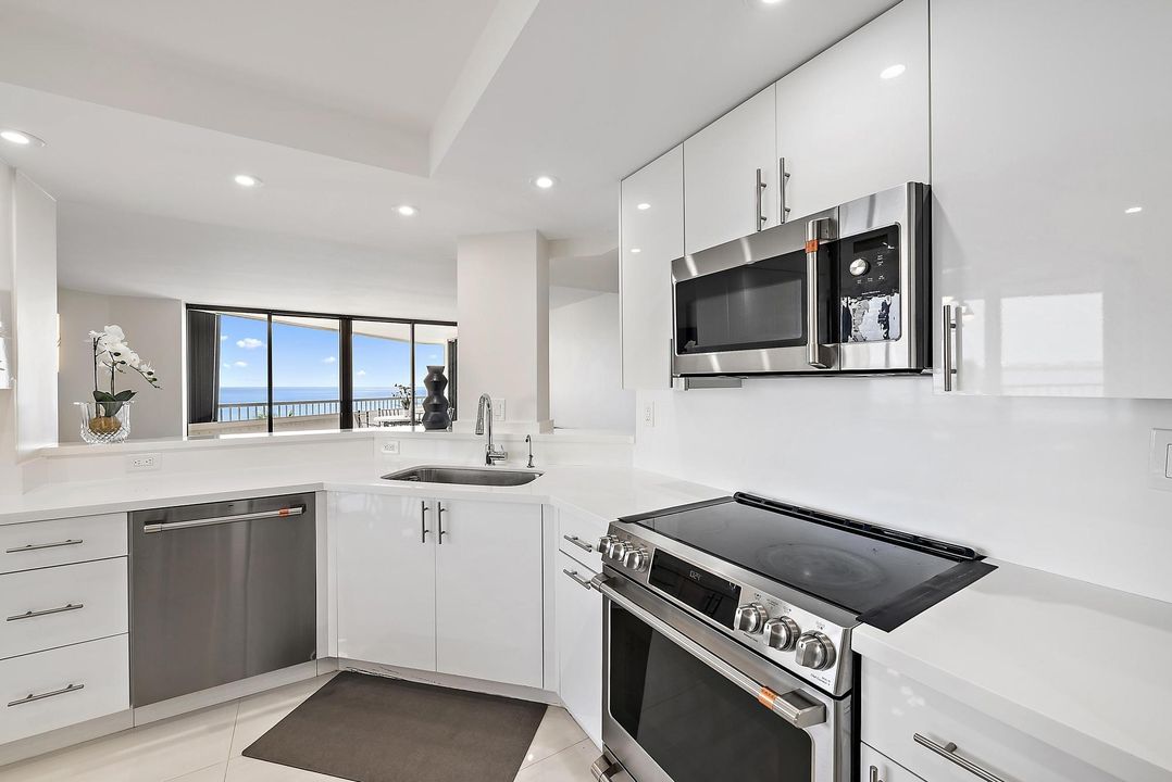 合同活跃: $7,500 (2 贝兹, 2 浴室, 1823 平方英尺)