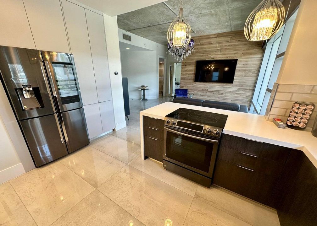 Active With Contract: $4,250 (1 beds, 1 baths, 1018 Square Feet)