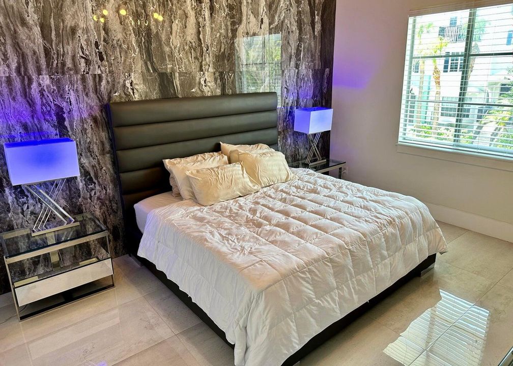 Active With Contract: $4,250 (1 beds, 1 baths, 1018 Square Feet)