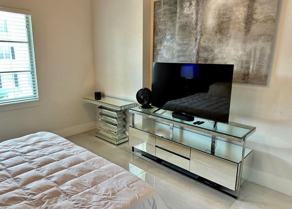 Active With Contract: $4,250 (1 beds, 1 baths, 1018 Square Feet)