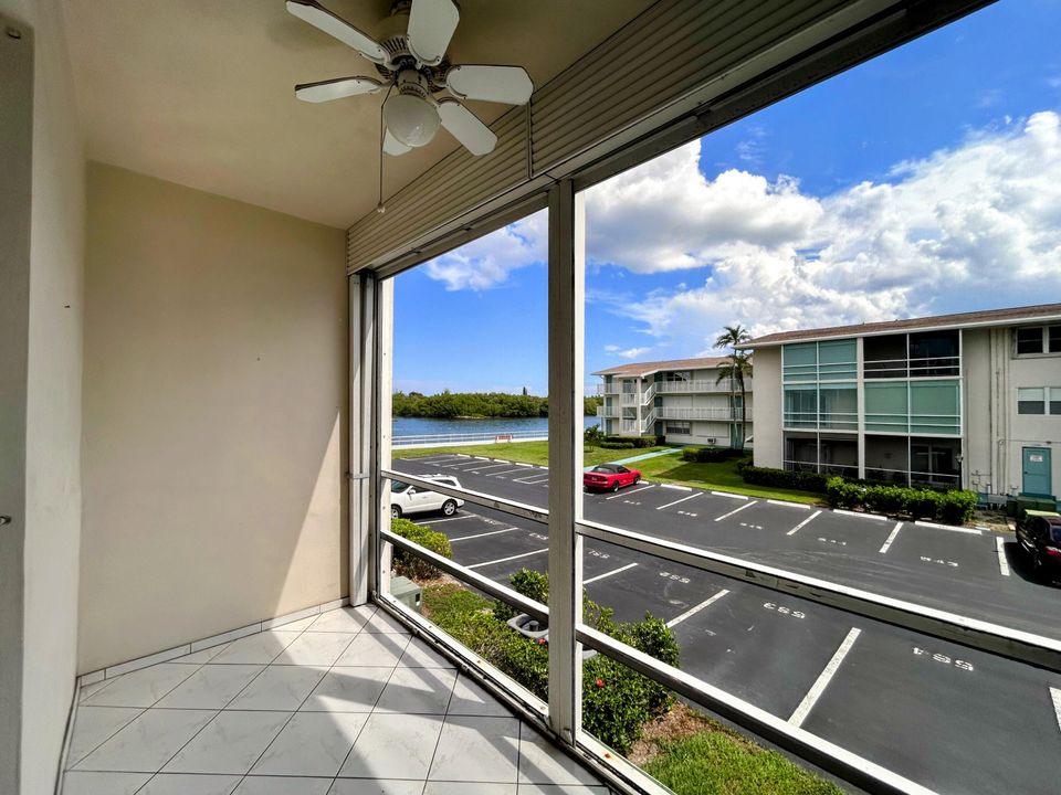 Под контрактом: $199,000 (1 спален, 1 ванн, 646 Квадратных фут)