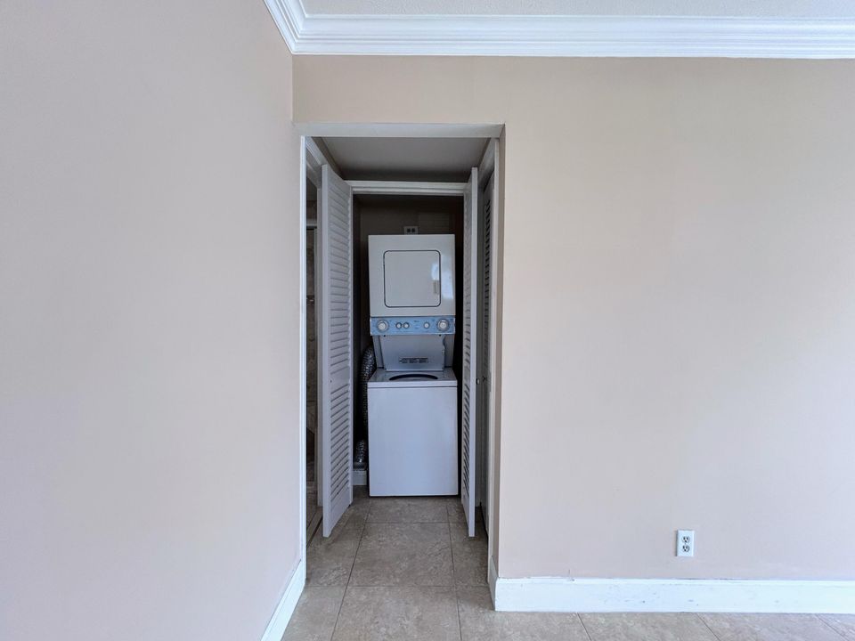 Под контрактом: $199,000 (1 спален, 1 ванн, 646 Квадратных фут)