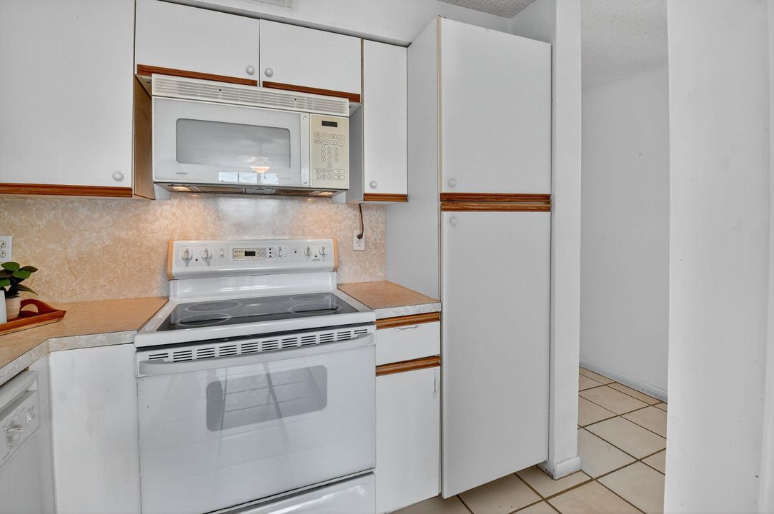 Active With Contract: $120,000 (2 beds, 2 baths, 1097 Square Feet)