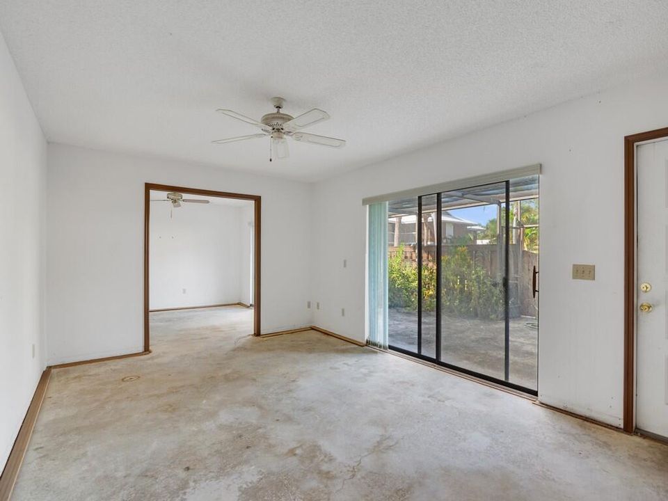 合同活跃: $159,900 (2 贝兹, 2 浴室, 1688 平方英尺)