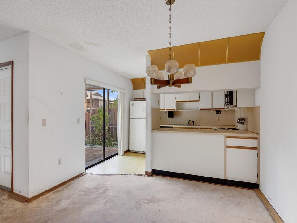 合同活跃: $159,900 (2 贝兹, 2 浴室, 1688 平方英尺)