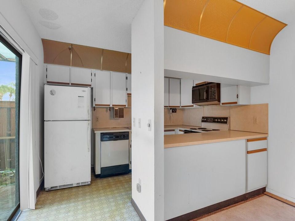 合同活跃: $159,900 (2 贝兹, 2 浴室, 1688 平方英尺)