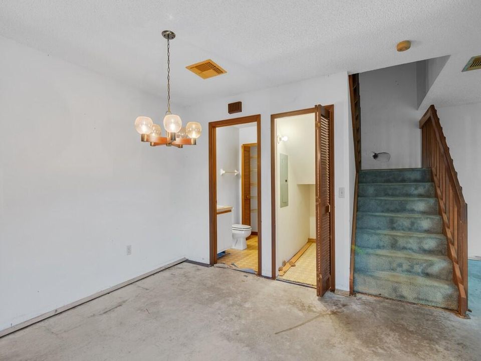 合同活跃: $159,900 (2 贝兹, 2 浴室, 1688 平方英尺)