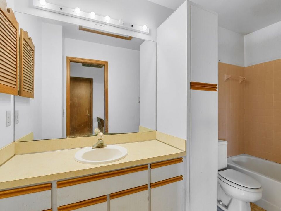 合同活跃: $159,900 (2 贝兹, 2 浴室, 1688 平方英尺)