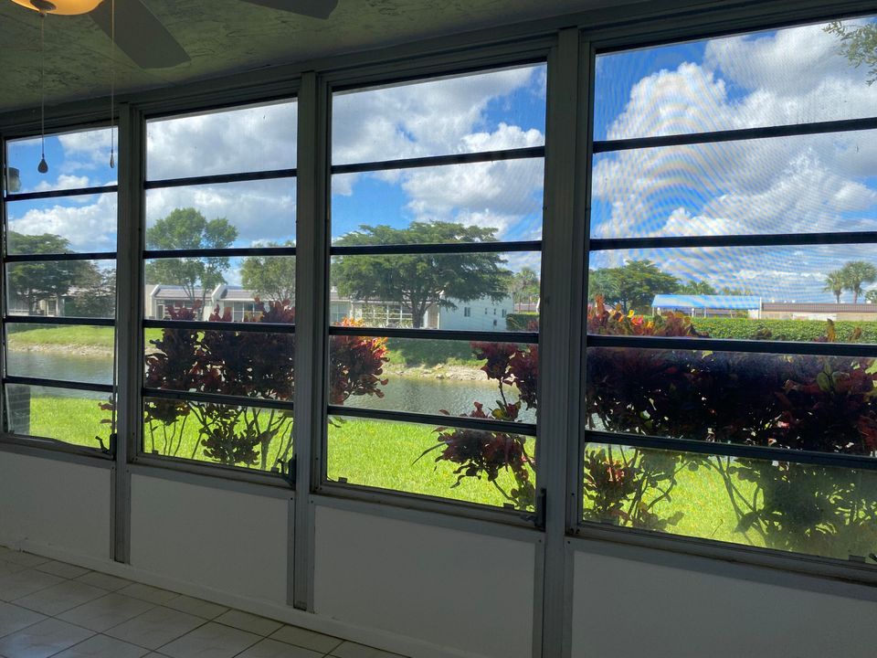 Под контрактом: $180,000 (2 спален, 2 ванн, 1327 Квадратных фут)