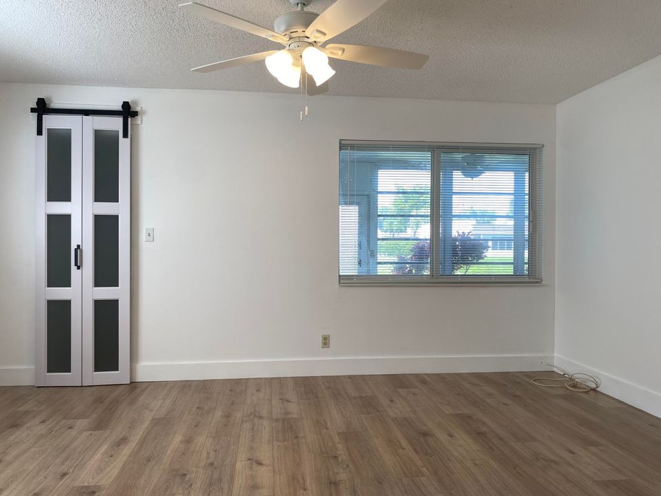 Под контрактом: $180,000 (2 спален, 2 ванн, 1327 Квадратных фут)