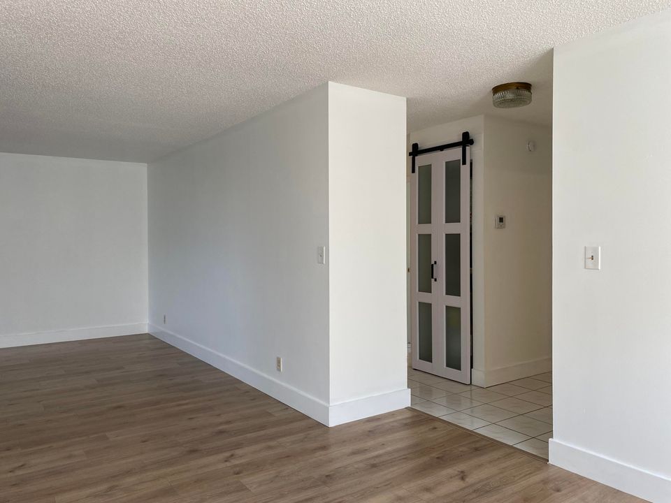 Под контрактом: $180,000 (2 спален, 2 ванн, 1327 Квадратных фут)