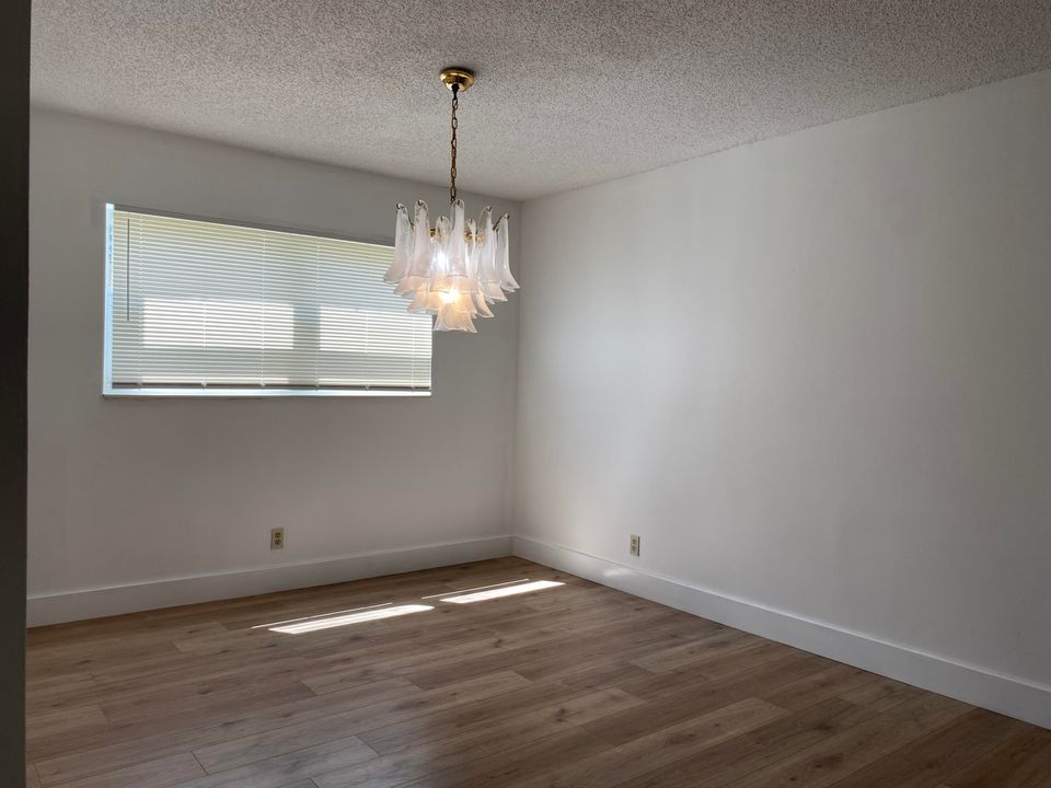 Под контрактом: $180,000 (2 спален, 2 ванн, 1327 Квадратных фут)