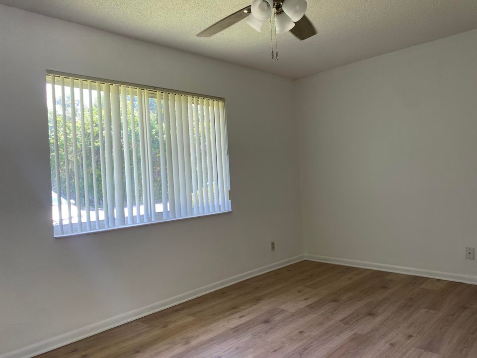 Под контрактом: $180,000 (2 спален, 2 ванн, 1327 Квадратных фут)