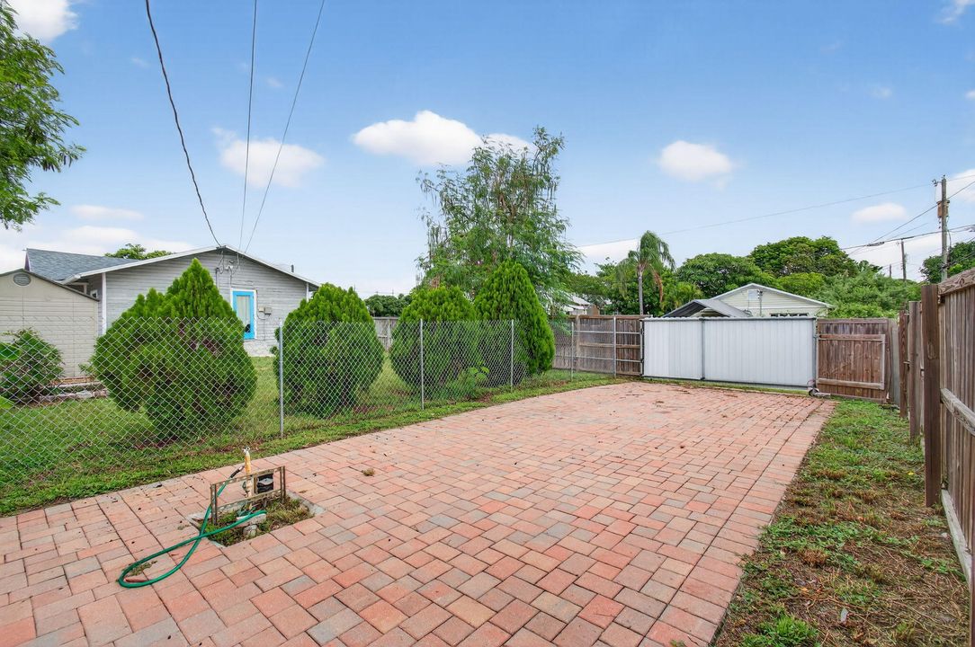 Activo con contrato: $410,000 (3 camas, 2 baños, 951 Pies cuadrados)