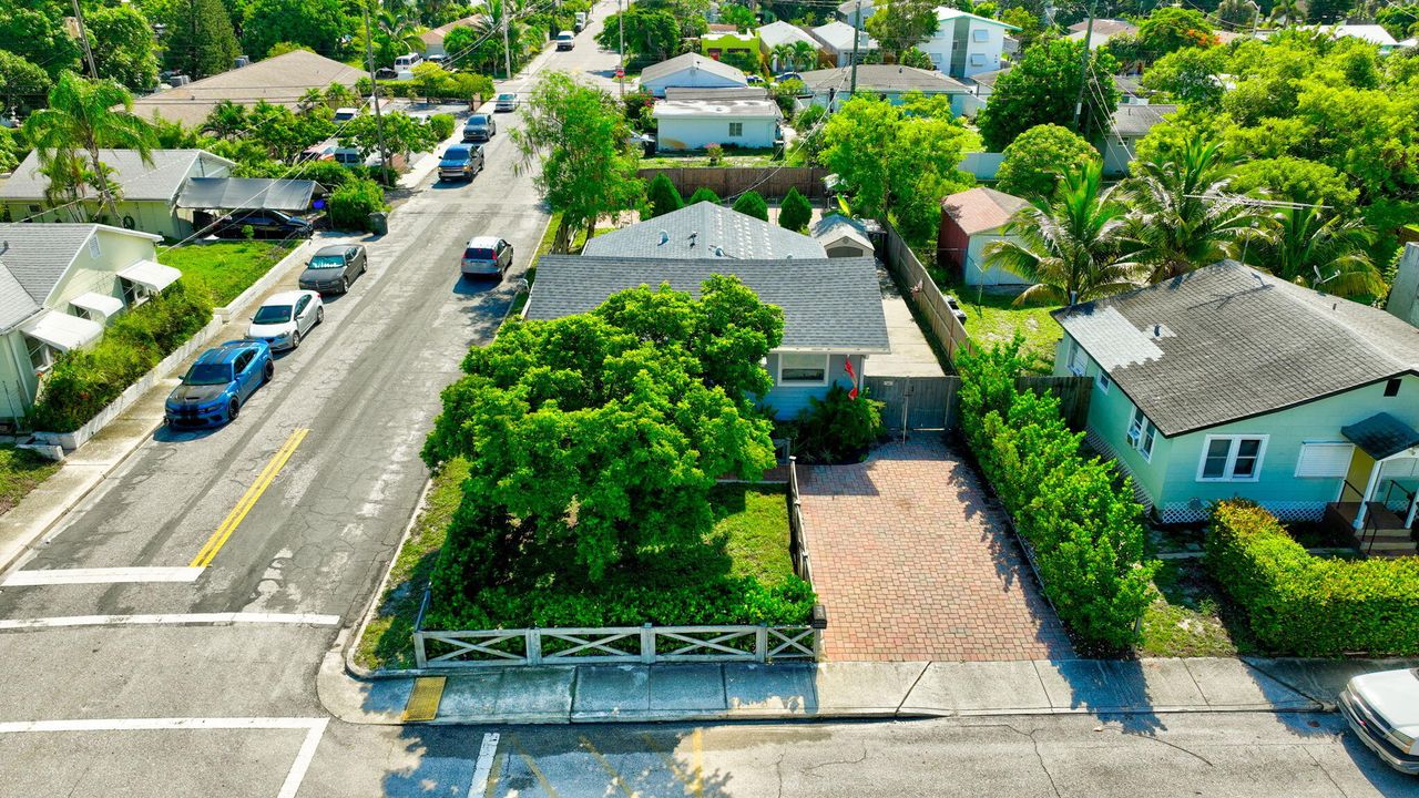 Activo con contrato: $410,000 (3 camas, 2 baños, 951 Pies cuadrados)