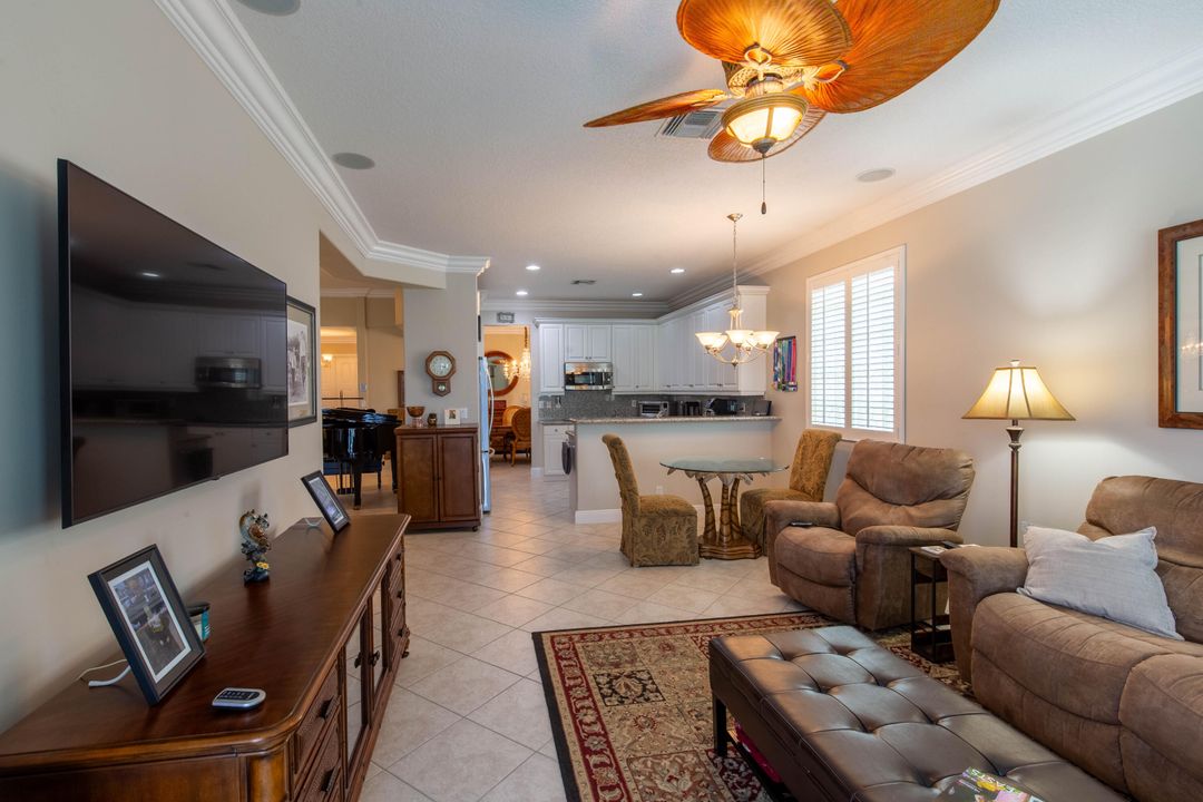 Activo con contrato: $929,800 (4 camas, 3 baños, 2871 Pies cuadrados)