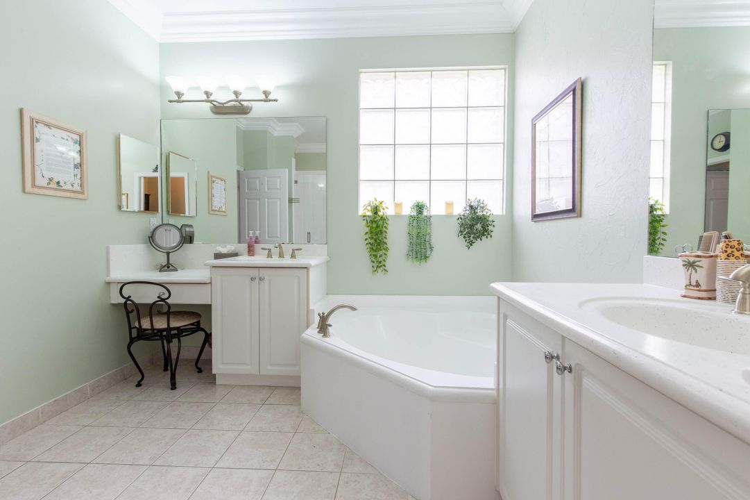 Activo con contrato: $929,800 (4 camas, 3 baños, 2871 Pies cuadrados)