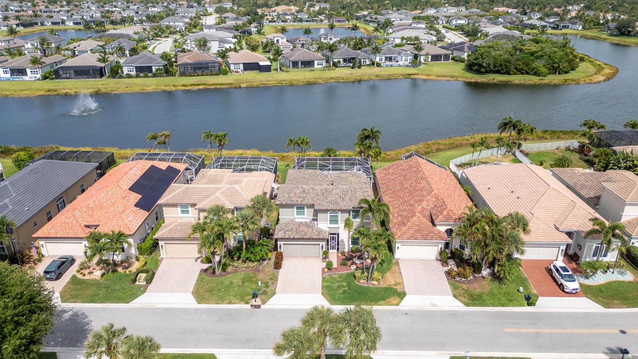 Activo con contrato: $929,800 (4 camas, 3 baños, 2871 Pies cuadrados)