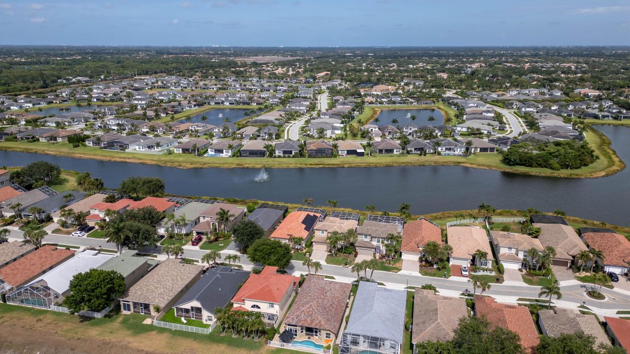 Activo con contrato: $929,800 (4 camas, 3 baños, 2871 Pies cuadrados)