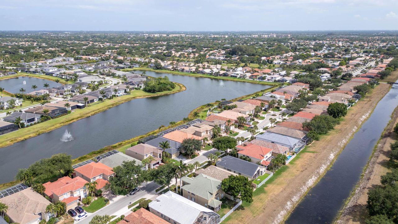 Activo con contrato: $929,800 (4 camas, 3 baños, 2871 Pies cuadrados)