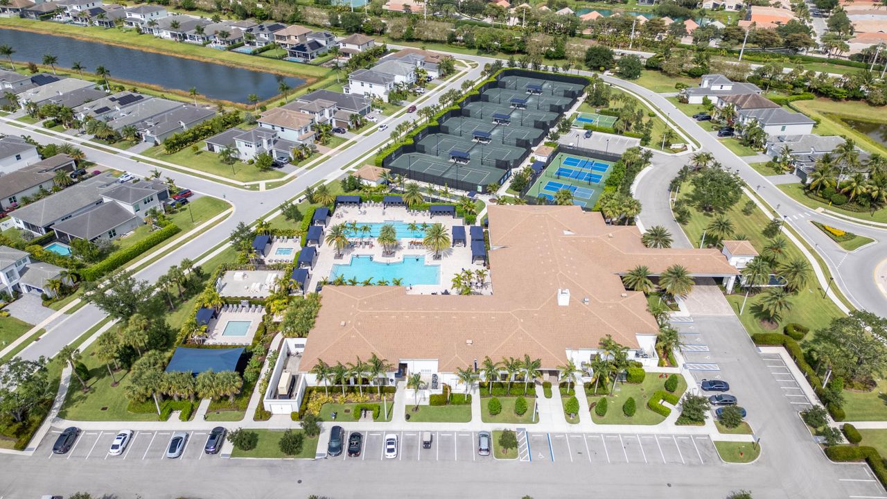 Activo con contrato: $929,800 (4 camas, 3 baños, 2871 Pies cuadrados)