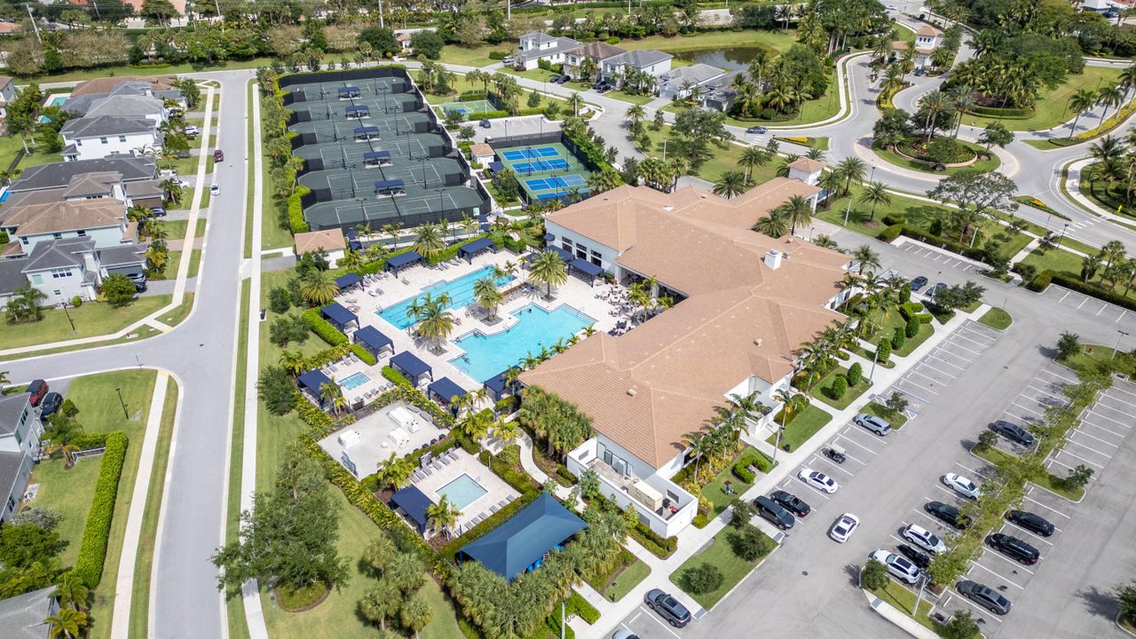 Activo con contrato: $929,800 (4 camas, 3 baños, 2871 Pies cuadrados)