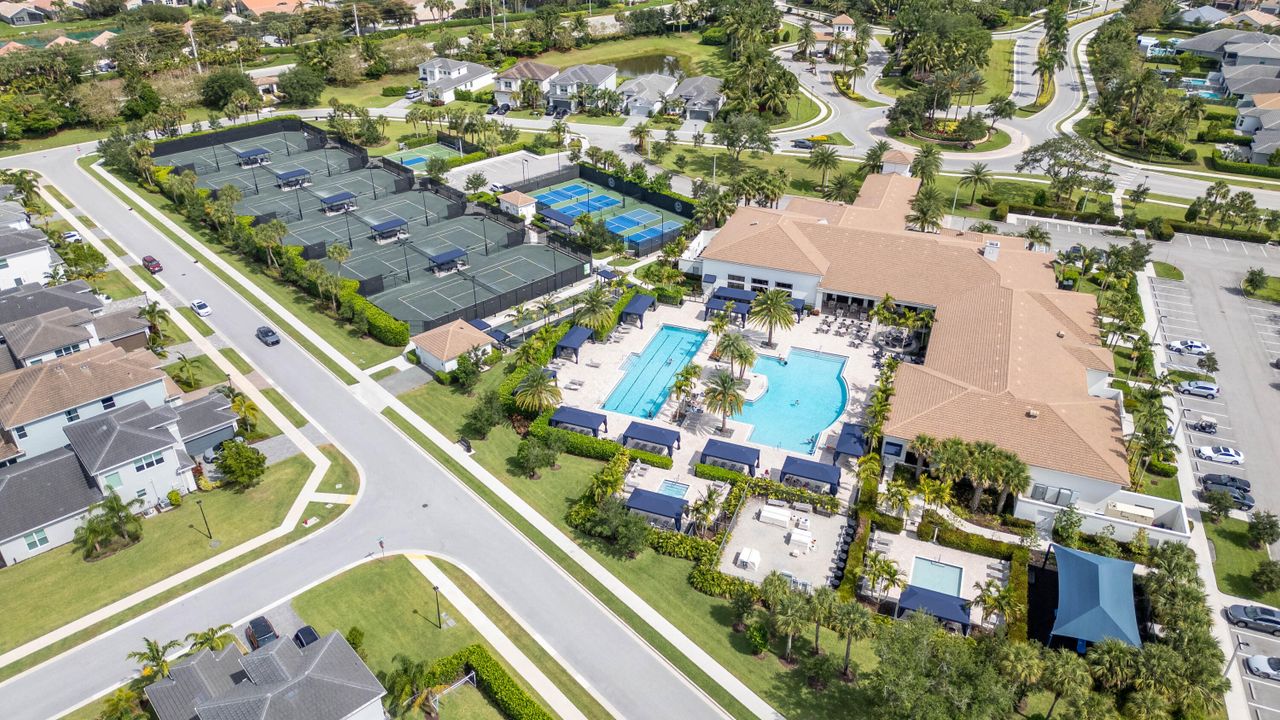 Activo con contrato: $929,800 (4 camas, 3 baños, 2871 Pies cuadrados)