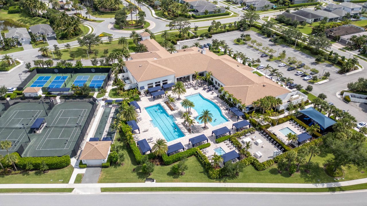 Activo con contrato: $929,800 (4 camas, 3 baños, 2871 Pies cuadrados)