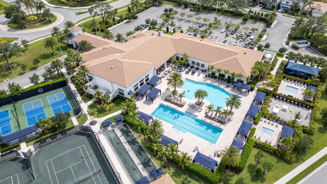 Activo con contrato: $929,800 (4 camas, 3 baños, 2871 Pies cuadrados)