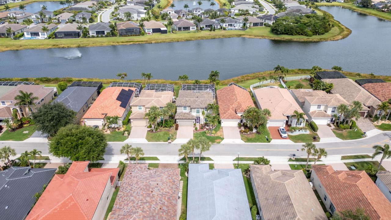 Activo con contrato: $929,800 (4 camas, 3 baños, 2871 Pies cuadrados)