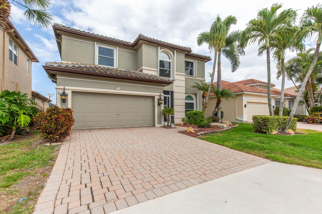 Activo con contrato: $929,800 (4 camas, 3 baños, 2871 Pies cuadrados)